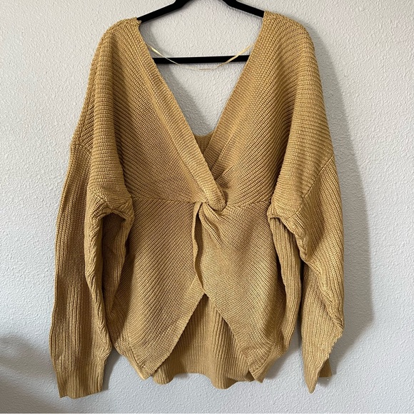 Plunging Twist-Back Camel Knit Oversize Sweater - Picture 7 of 8